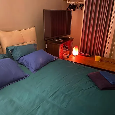 Au Pied De Paris Bed & Breakfast